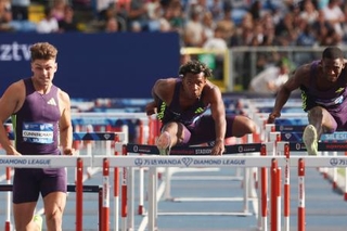 　陸上のダイヤモンドリーグ第１３戦の男子１１０メートル障害で７位の村竹ラシッド（中央）＝ホジュフ（ＡＰ＝共同）