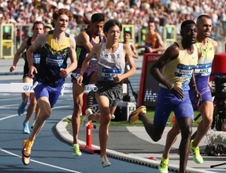 　陸上のダイヤモンドリーグ第１３戦の男子３０００メートル障害で９位の三浦龍司（中央）＝ホジュフ（ＡＰ＝共同）
