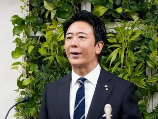 　記者会見する福岡市の高島宗一郎市長＝２４日午前、福岡市役所