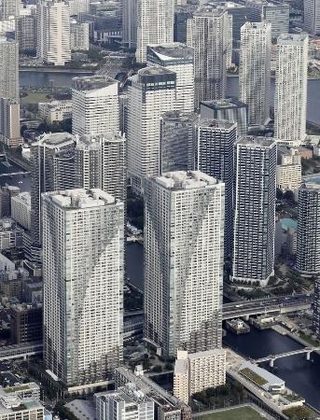 　立ち並ぶ高層マンション＝東京都中央区