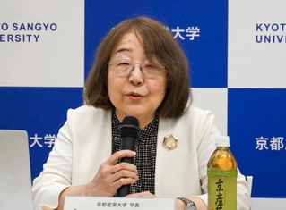 　記者会見する京都産業大の在間敬子学長＝２４日午後、京都市