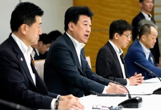 　「ＣＢＲＮＥテロ」対策会議であいさつする木原官房長官（左から２人目）＝２４日午後、首相官邸