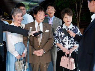 　高市首相と面会後、記者団の取材に応じる歌手の川中美幸さん（右）。中央は日本歌手協会会長の田辺靖雄さん＝２４日午後、首相官邸