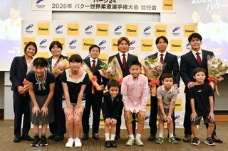 　柔道の世界選手権代表の壮行会で写真に納まる（後列左から）阿部詩、素根輝、永山竜樹、阿部一二三、武岡毅、田嶋剛希＝２４日、東京都内