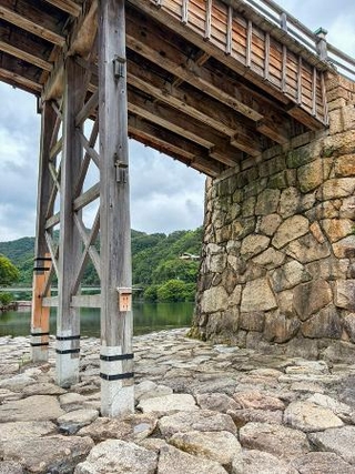 　損傷が見つかった錦帯橋の「橋杭」（左手前）＝山口県岩国市（同市提供）