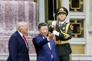 　トランプ米大統領（左）と中国の習近平国家主席＝５月