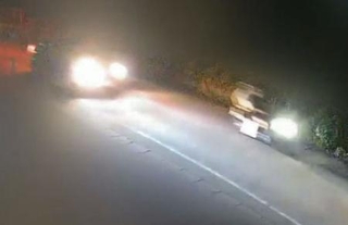 　男子高校生が倒れているのが見つかった現場付近の防犯カメラ映像。バイクが車に追われるような様子が写っていた＝２２日、相模原市（提供映像、道路と車両以外をぼかしています）