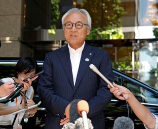 　記者団の取材に応じる福岡県議会の蔵内勇夫議長＝２５日午後、東京都千代田区