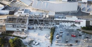 　爆発で外壁などが大きく崩れた「イオンモール熊本」＝７月、熊本県嘉島町