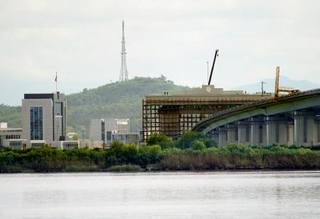 　中国遼寧省丹東から撮影した、鴨緑江の北朝鮮側で建設が進む税関（左）とゲートのような大型構造物＝２５日（共同）