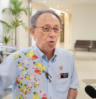 　那覇空港を視察後、記者団の取材に応じる沖縄県の玉城デニー知事＝２５日午前