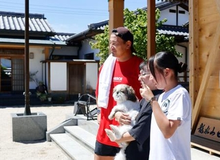 　熊本県氷川町を訪れ記念撮影に応じるラグビー元日本代表五郎丸歩さん（左）＝２５日午前