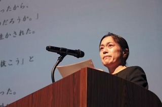 　飲酒運転撲滅の機運を高める集会で、思いをつづった詩を読み上げる大沼かおりさん＝２５日午後、福岡市