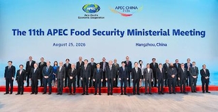 　記念写真に納まるＡＰＥＣの食料安全保障担当相会合の出席者ら＝２５日、中国浙江省杭州市（ＡＰＥＣのＨＰから、共同）