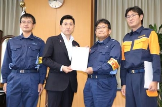 　赤間防災相（左から２人目）に要請書を手渡す千葉市の神谷俊一市長（同３人目）＝２５日午前、東京都千代田区