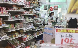 　スーパーに並ぶ食料品＝２０２６年８月５日、東京都墨田区のスーパーイズミ業平店