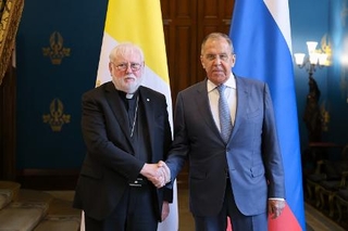 　バチカンのギャラガー外務局長（左）とロシアのラブロフ外相＝２５日、モスクワ（ロシア外務省提供、共同）