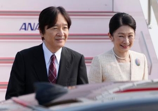 　パラグアイから帰国された秋篠宮ご夫妻＝２６日午前、羽田空港