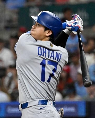 　ブレーブス戦の９回、左越えに三塁打を放つドジャース・大谷＝アトランタ（共同）