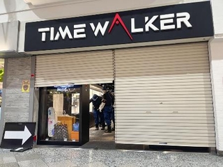 　腕時計４本が持ち去られる被害にあった時計店＝２５日