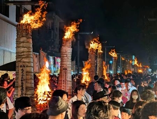 　「吉田の火祭り」で並ぶたいまつ＝２６日夜、山梨県富士吉田市