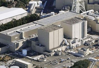 　中部電力浜岡原発１号機（左）と２号機＝１月、静岡県御前崎市