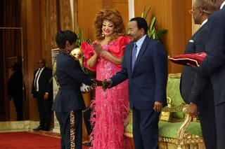 　カメルーンのサッカー女子代表選手と握手するビヤ大統領。中央は妻シャンタルさん＝２２日、ヤウンデ（ＡＰ＝共同）