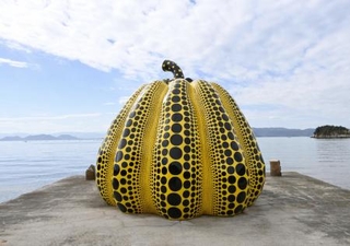 　草間弥生さんの作品「南瓜」＝２０２２年１０月、香川県直島町