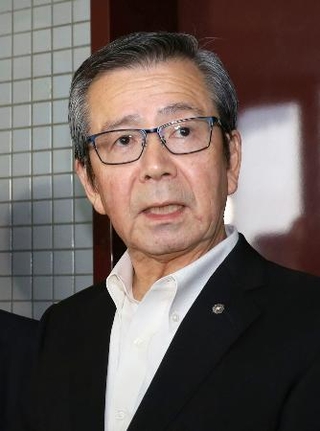 　要望書を受け取り、記者団の取材に応じる自民党福岡県連会長の松本国寛県議＝２７日午前、福岡市