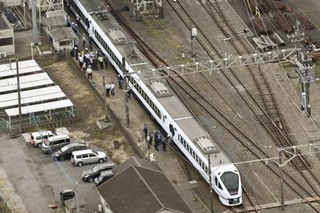 　東武日光線新鹿沼駅の構内で作業員４人をはね、停車した特急列車スペーシアＸ２号＝２０日、栃木県鹿沼市