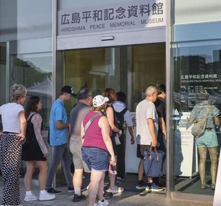 　原爆資料館を訪れる外国人ら＝２０２５年８月、広島市