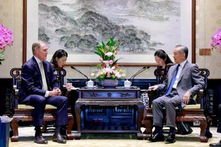 　米国のパデュー駐中国大使（左）と会談する中国の王毅外相＝２６日、北京（中国外務省のホームページから、共同）
