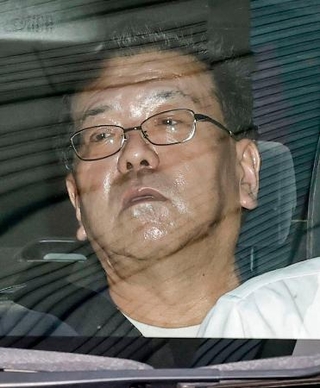 　大阪府警本部に入る麻田剛史容疑者＝２７日午後２時２３分