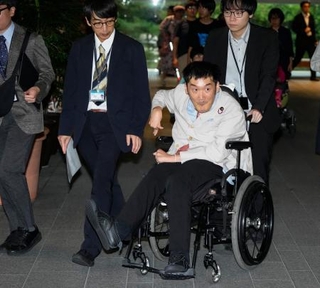 　高市首相と面会後、首相官邸を出るいのちの党の天畠大輔共同代表＝２７日午後