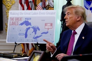 　大統領執務室で署名するトランプ大統領＝２７日、ワシントン（ゲッティ＝共同）