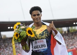 　陸上のダイヤモンドリーグ、男子４００ｍを制し、笑顔の中島佑気ジョセフ＝２７日、チューリヒ（ロイター＝共同）