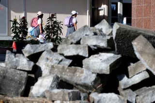 　始業式のため熊本県八代市の日奈久小に登校する児童＝２８日午前