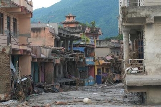 　ネパール中部で、土石流と洪水の被害を受けた住宅街＝２７日（ゲッティ＝共同）
