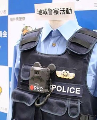 　試験運用で配備された「ウエアラブルカメラ」