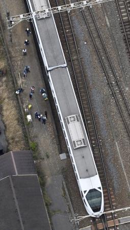 　東武日光線新鹿沼駅の構内で作業員４人をはね、停車した特急列車スペーシアＸ２号＝２０日、栃木県鹿沼市（共同通信社ヘリから）