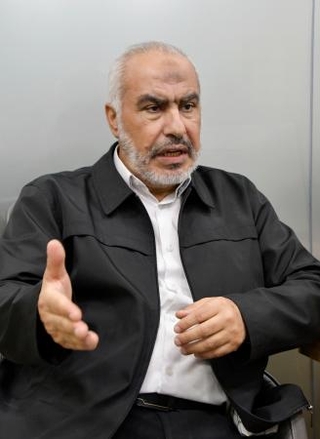 　トルコ・イスタンブールで取材に応じるハマス政治部門の幹部ガジ・ハマド氏＝２７日（共同）