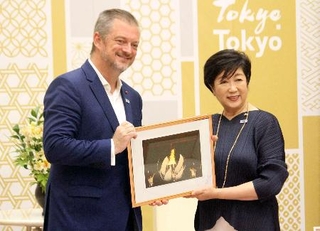 　東京都の小池百合子知事（右）と面会したＩＰＣのパーソンズ会長＝２８日、東京都庁