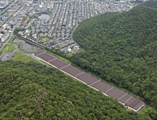 　岐阜市の住宅地に隣接する陸自日野基本射撃場（手前）＝２０２３年６月１４日（共同通信社ヘリから）