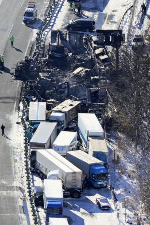 　関越自動車道下り線で発生した多重事故の現場＝２０２５年１２月２７日、群馬県みなかみ町