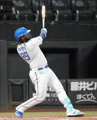 　５回日本ハム２死一塁、レイエスが左越えに２打席連続本塁打となる２ランを放つ＝エスコンフィールド