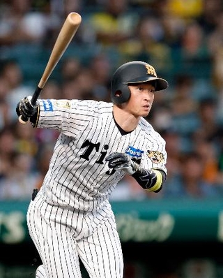 　１回阪神無死、近本が右越えに先頭打者本塁打を放つ＝甲子園