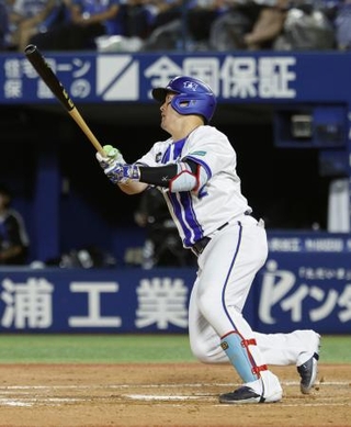 　８回ＤｅＮＡ２死一、二塁、牧が中越えに決勝打となる２点二塁打を放つ＝横浜