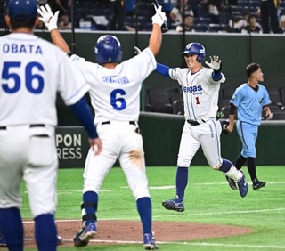 　ＪＲ西日本戦の９回、逆転サヨナラ満塁本塁打を放ちナインに迎えられる大阪ガス・清水（奥）＝東京ドーム