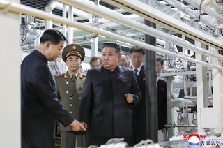 新たに稼働した核物質の生産工場を視察する北朝鮮の金正恩朝鮮労働党総書記（手前右）＝６月（画像の一部が加工されています、朝鮮中央通信＝共同）