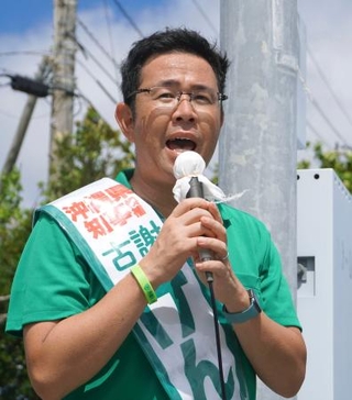　沖縄県知事選告示後、初の週末を迎え、街頭演説する古謝玄太氏＝２９日午前、沖縄県名護市